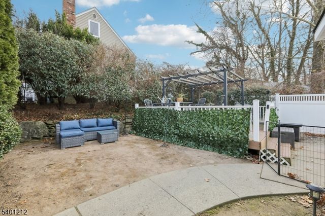 4 Brookview Dr, Woodland Park, NJ 07424