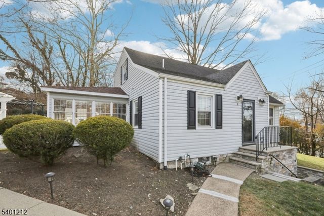 4 Brookview Dr, Woodland Park, NJ 07424