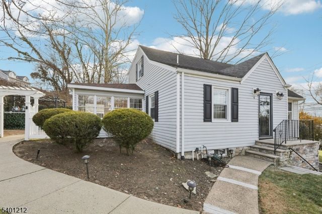 4 Brookview Dr, Woodland Park, NJ 07424