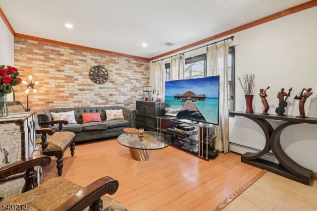 4 Brookview Dr, Woodland Park, NJ 07424