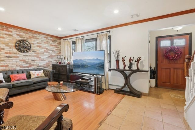 4 Brookview Dr, Woodland Park, NJ 07424