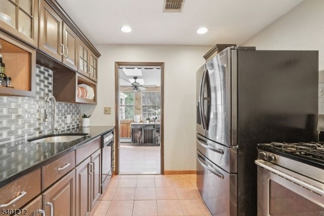 4 Brookview Dr, Woodland Park, NJ 07424