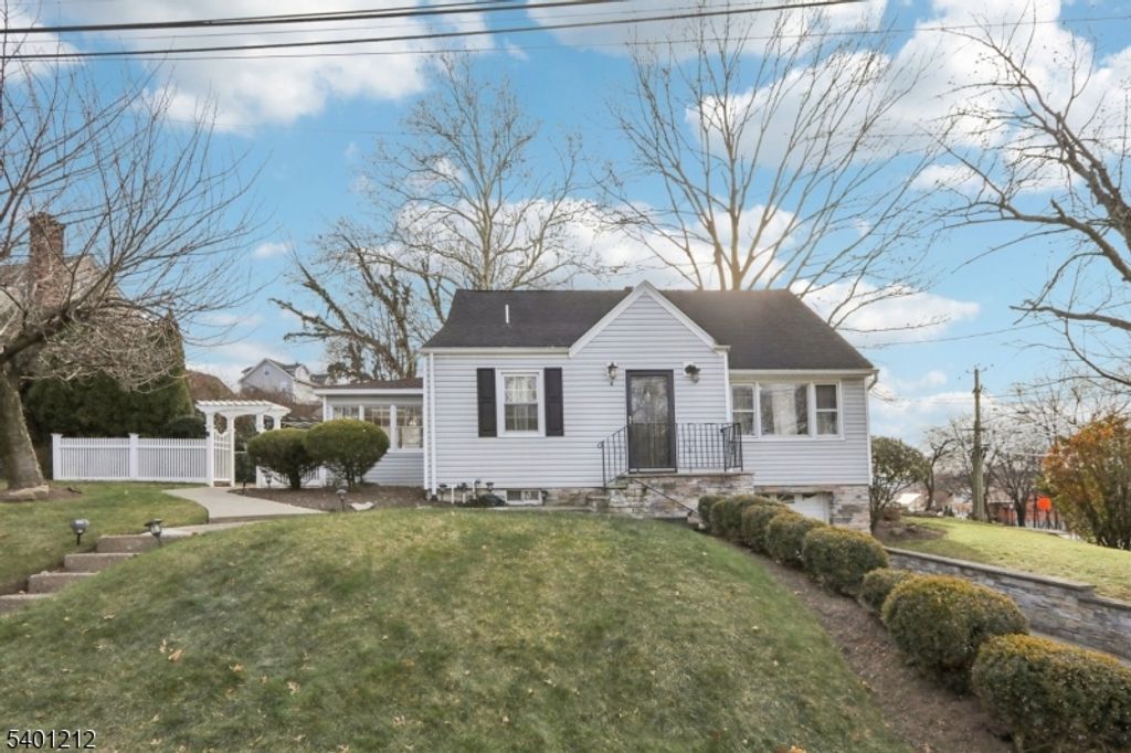 4 Brookview Dr, Woodland Park, NJ 07424