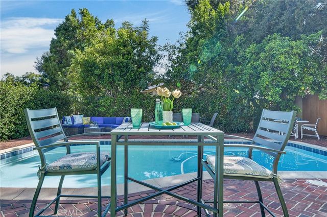 300 W Laurel Avenue, Sierra Madre, CA 91024