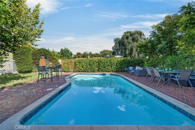 300 W Laurel Avenue, Sierra Madre, CA 91024