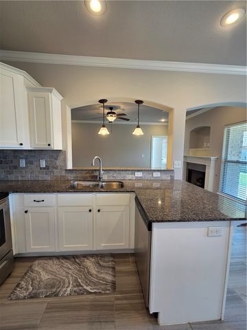 404 W Gillian Avenue, Rogers, AR 72758