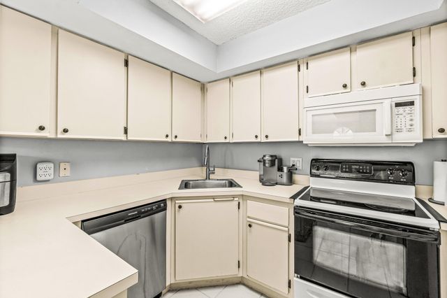 3900 Village Drive D, Delray Beach, FL 33445