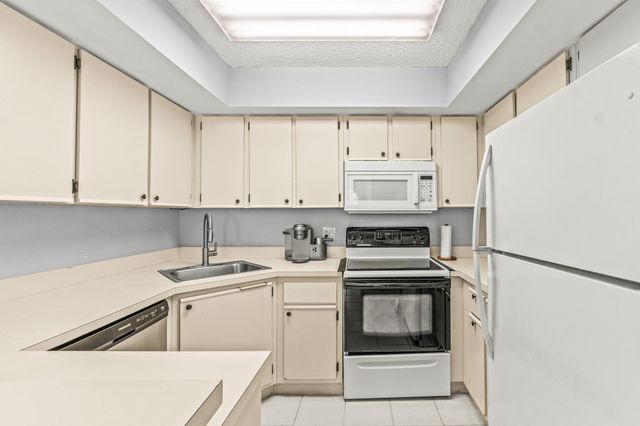 3900 Village Drive D, Delray Beach, FL 33445