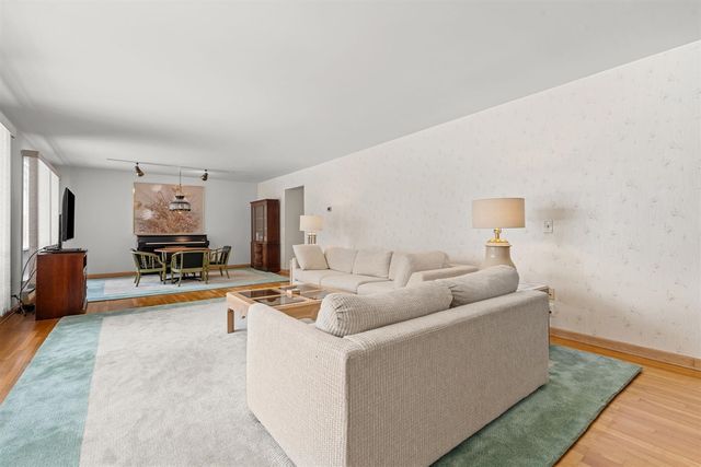 2095 Lakeshore Drive, Fennville, MI 49408