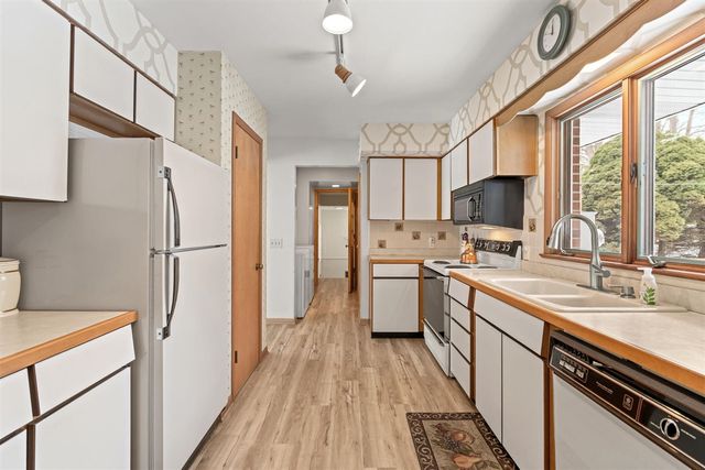 2095 Lakeshore Drive, Fennville, MI 49408