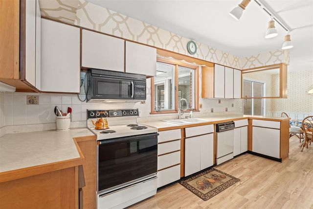 2095 Lakeshore Drive, Fennville, MI 49408