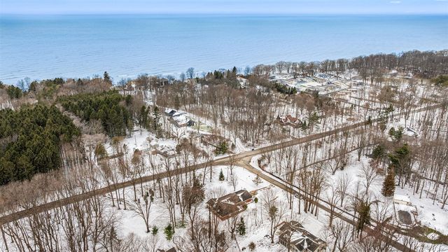 2095 Lakeshore Drive, Fennville, MI 49408