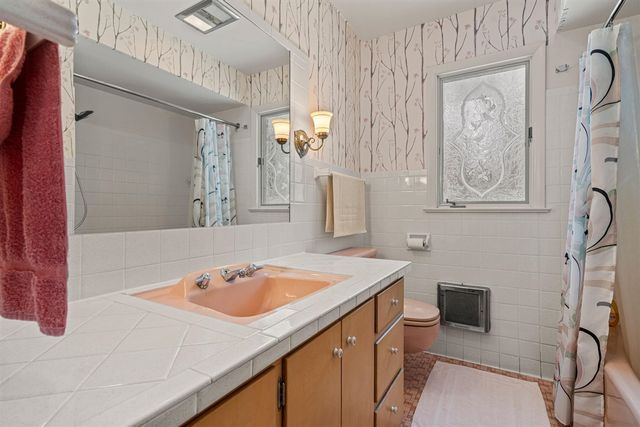 2095 Lakeshore Drive, Fennville, MI 49408