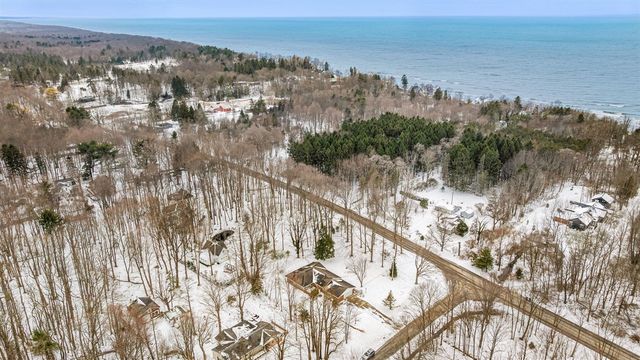 2095 Lakeshore Drive, Fennville, MI 49408