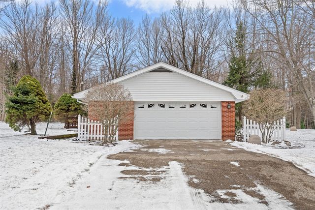 2095 Lakeshore Drive, Fennville, MI 49408