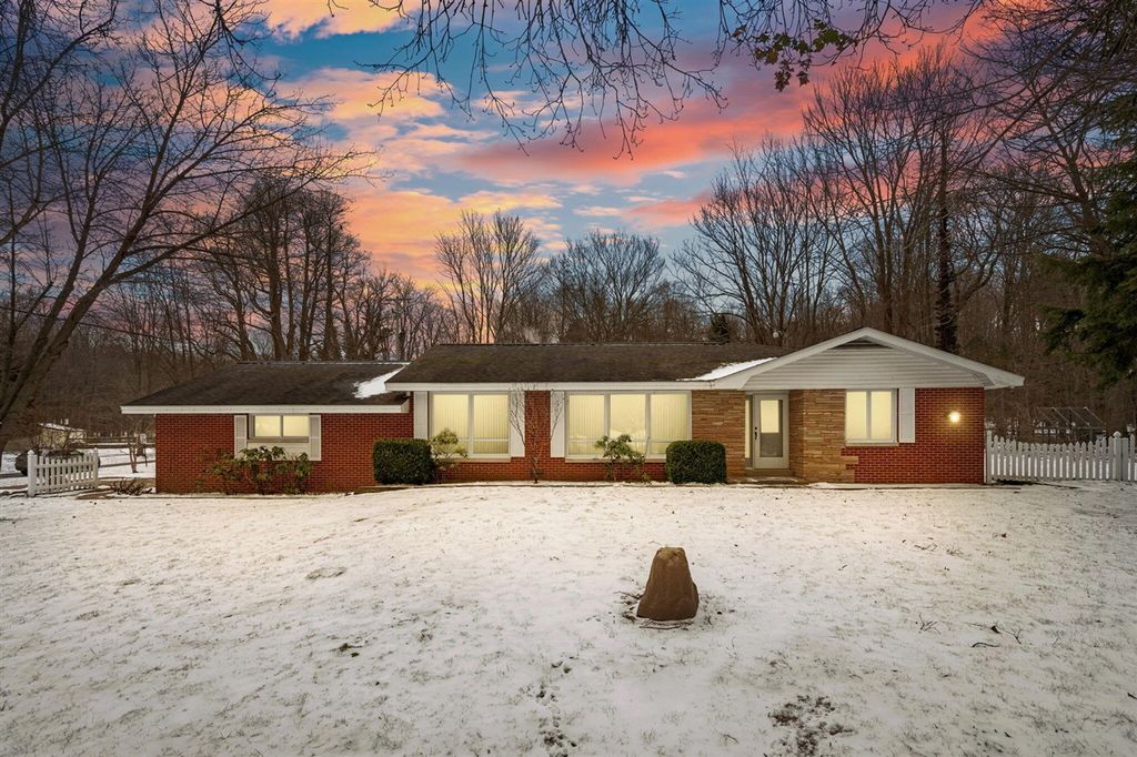 2095 Lakeshore Drive, Fennville, MI 49408