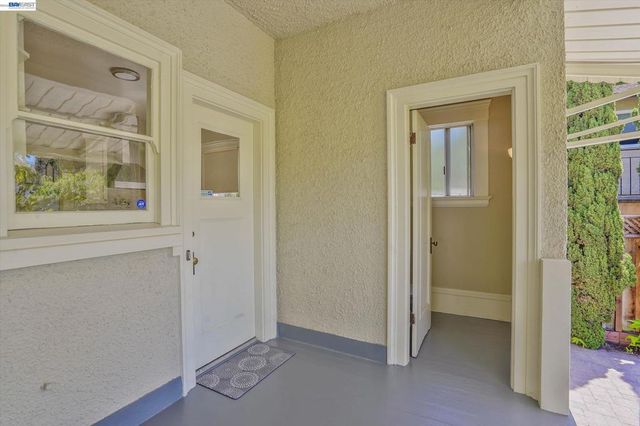 2056 Santa Clara Ave, Alameda, CA 94501