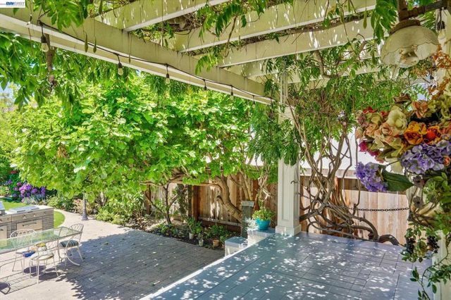 2056 Santa Clara Ave, Alameda, CA 94501