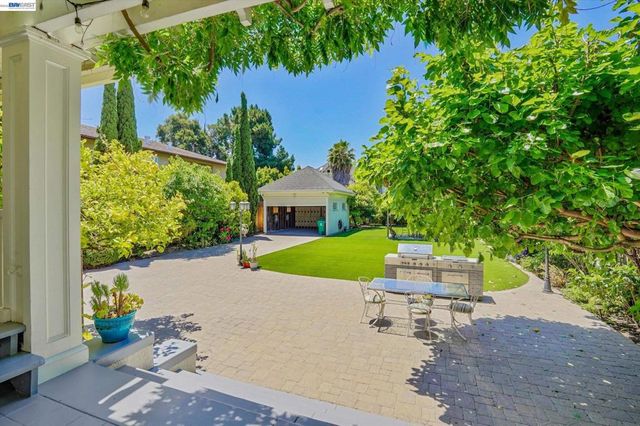 2056 Santa Clara Ave, Alameda, CA 94501