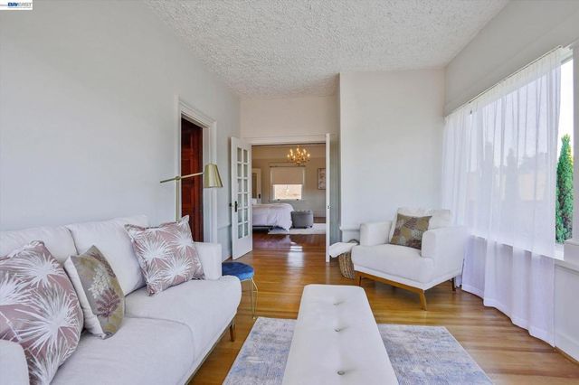 2056 Santa Clara Ave, Alameda, CA 94501
