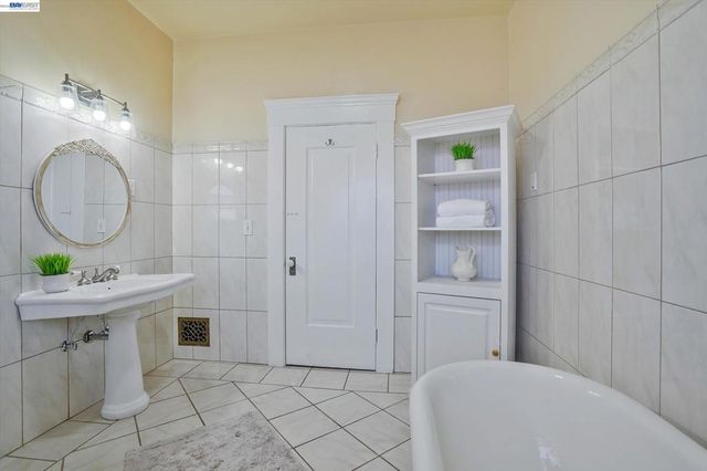 2056 Santa Clara Ave, Alameda, CA 94501