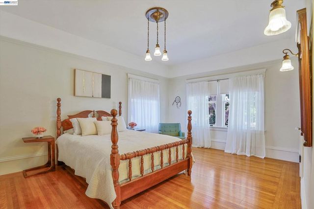 2056 Santa Clara Ave, Alameda, CA 94501