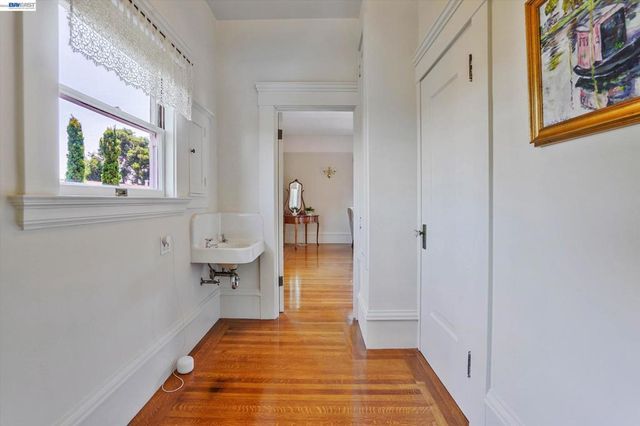 2056 Santa Clara Ave, Alameda, CA 94501