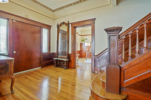 2056 Santa Clara Ave, Alameda, CA 94501