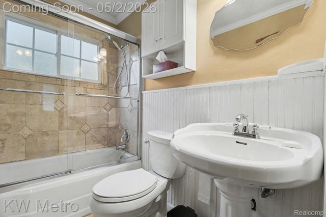 21945 Cyman Avenue, Warren, MI 48091