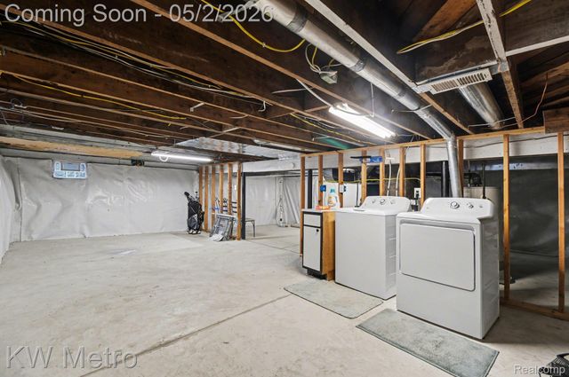 21945 Cyman Avenue, Warren, MI 48091