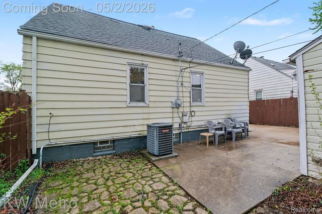 21945 Cyman Avenue, Warren, MI 48091