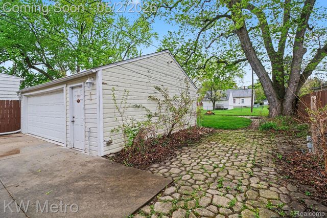21945 Cyman Avenue, Warren, MI 48091