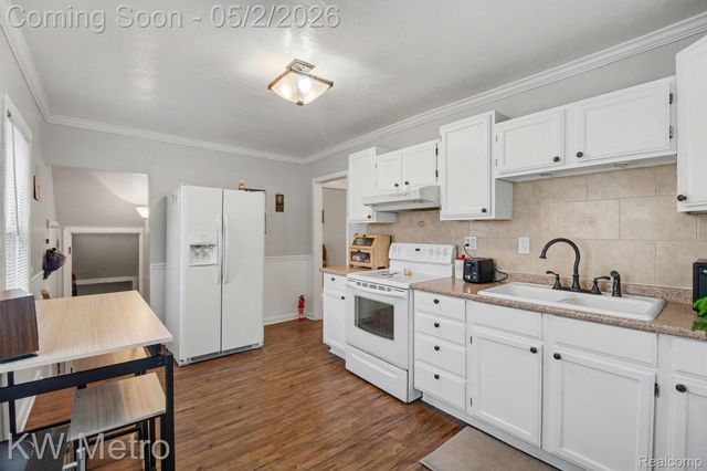 21945 Cyman Avenue, Warren, MI 48091