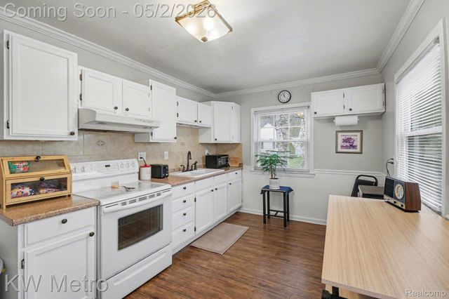 21945 Cyman Avenue, Warren, MI 48091
