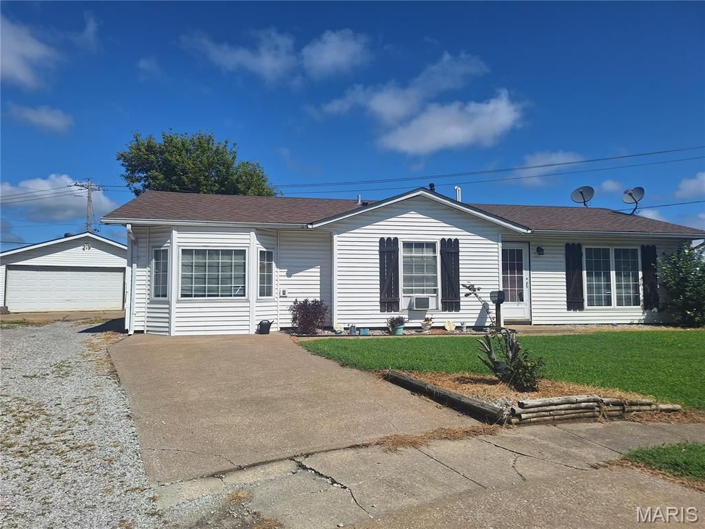 6 Watertown Circle, Granite City, IL 62040