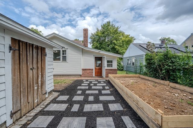 40 Oneida Ave, Brockton, MA 02301
