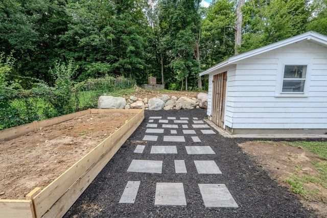 40 Oneida Ave, Brockton, MA 02301