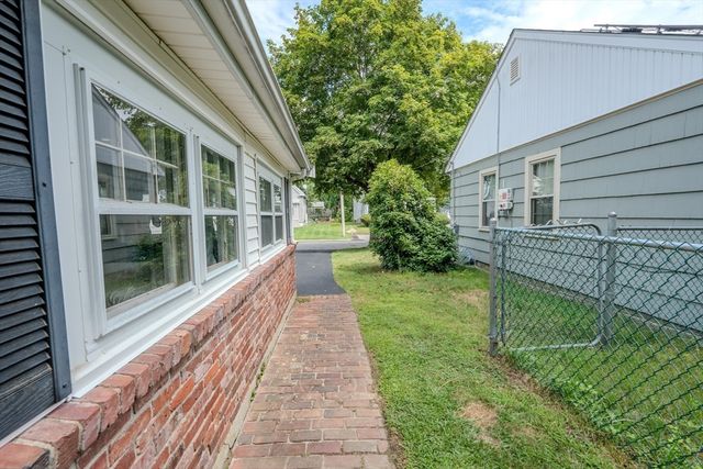 40 Oneida Ave, Brockton, MA 02301