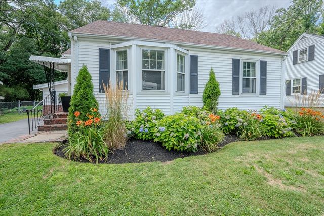 40 Oneida Ave, Brockton, MA 02301
