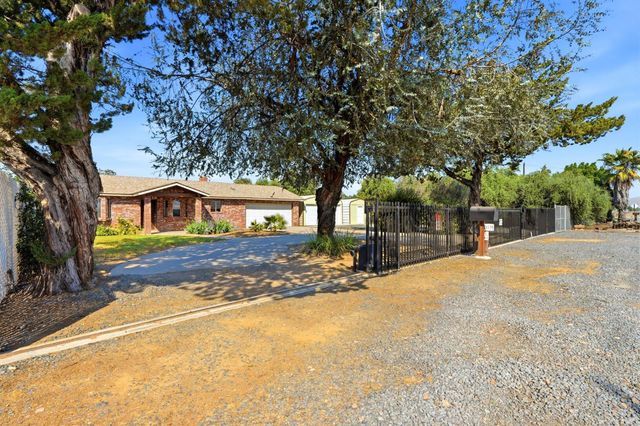 24053 Road 212, Lindsay, CA 93247