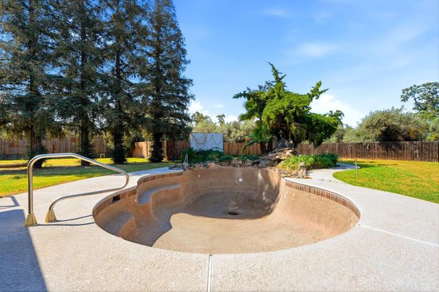 24053 Road 212, Lindsay, CA 93247