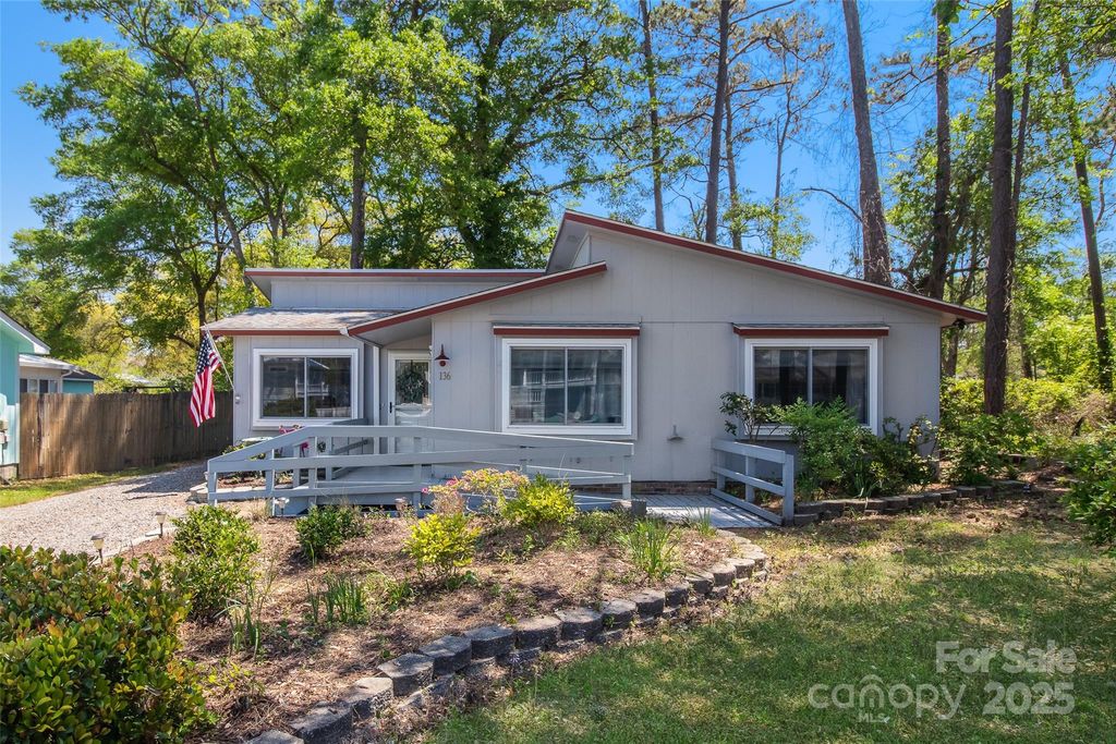 136 19th Street, Oak Island, NC 28465
