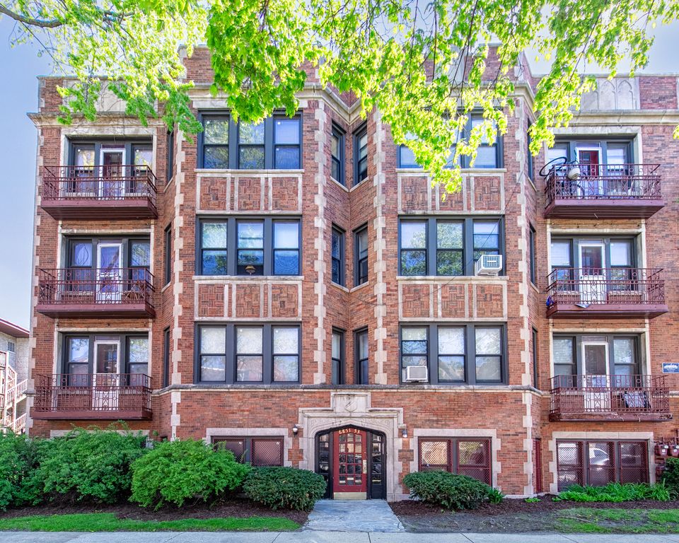 6851 S Paxton Avenue 1N, Chicago, IL 60649