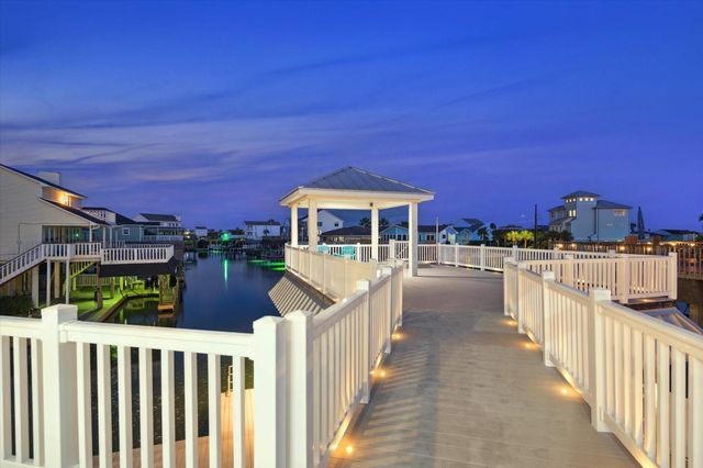 1335 Tiki Drive, Tiki Island, TX 77554