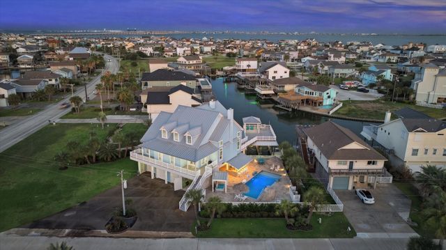 1335 Tiki Drive, Tiki Island, TX 77554