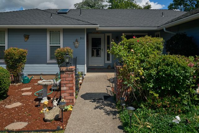 911 La Loma Drive, Medford, OR 97504