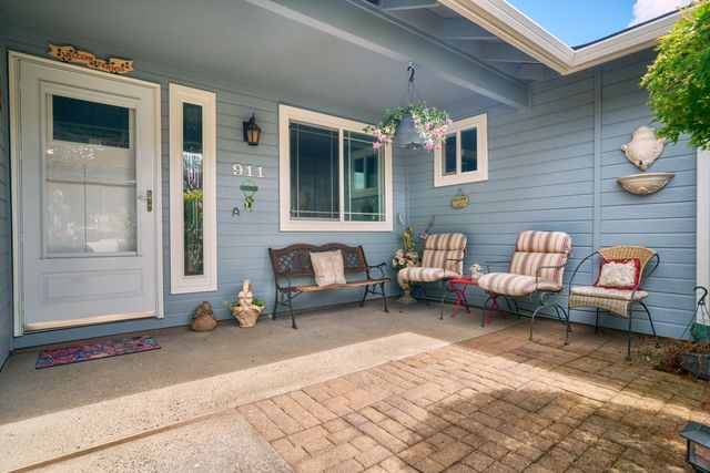 911 La Loma Drive, Medford, OR 97504
