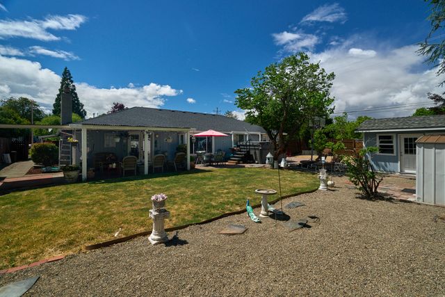 911 La Loma Drive, Medford, OR 97504