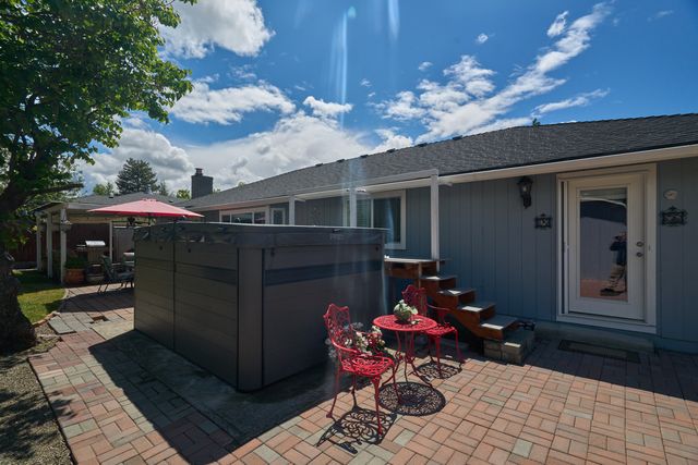 911 La Loma Drive, Medford, OR 97504