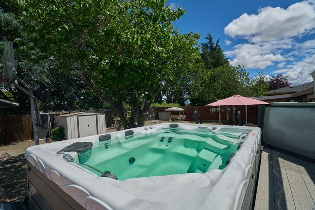 911 La Loma Drive, Medford, OR 97504